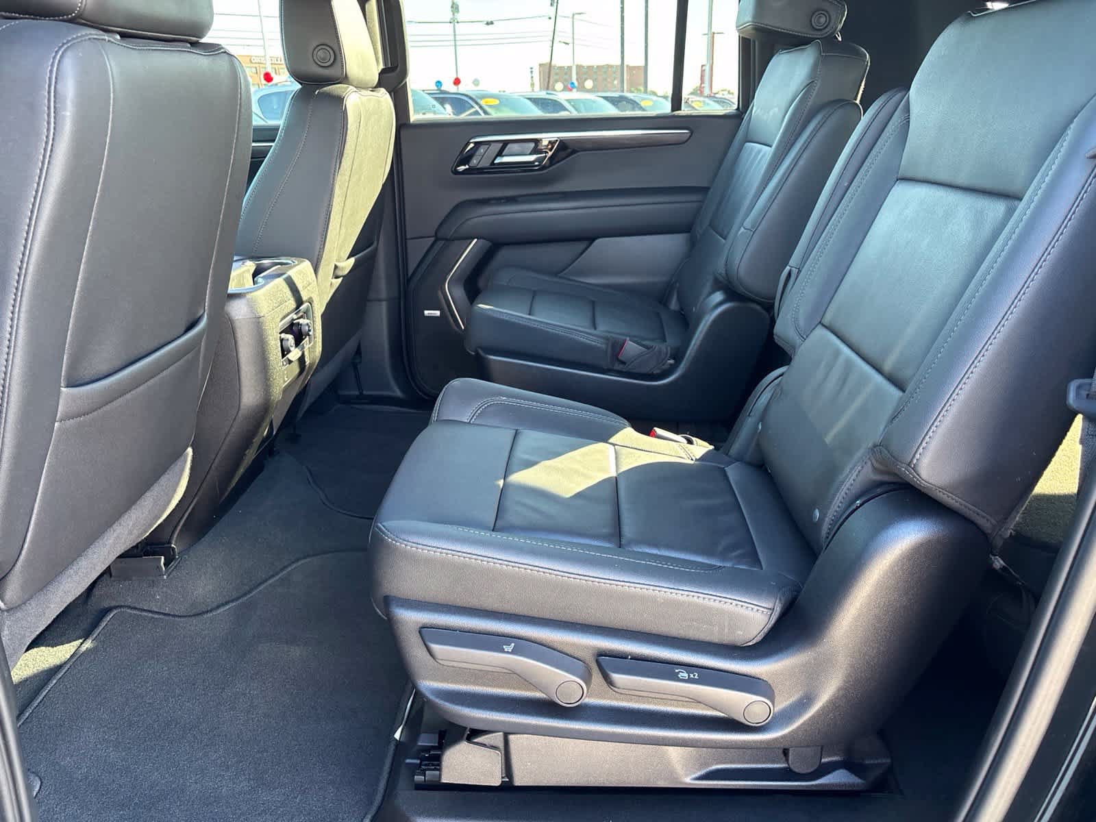 Used 2025 Chevrolet Suburban Z71 w/ Comfort Package AWD/4WD image 17