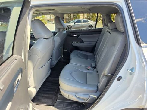 Used 2023 Toyota Highlander XLE AWD/4WD image 22