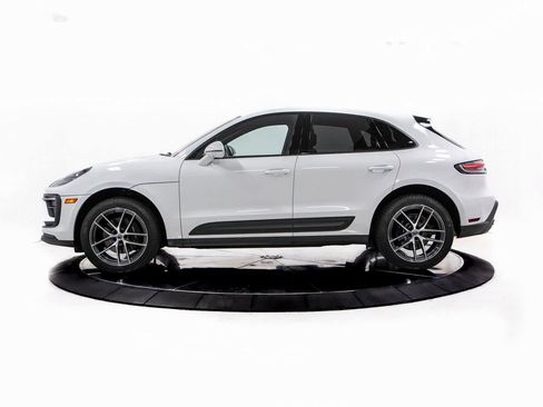 Certified 2022 Porsche Macan image 2
