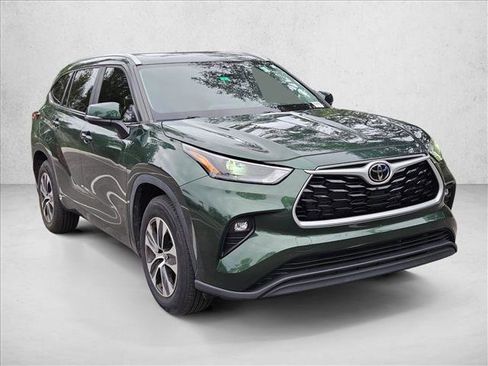 Used 2023 Toyota Highlander XLE FWD image 3