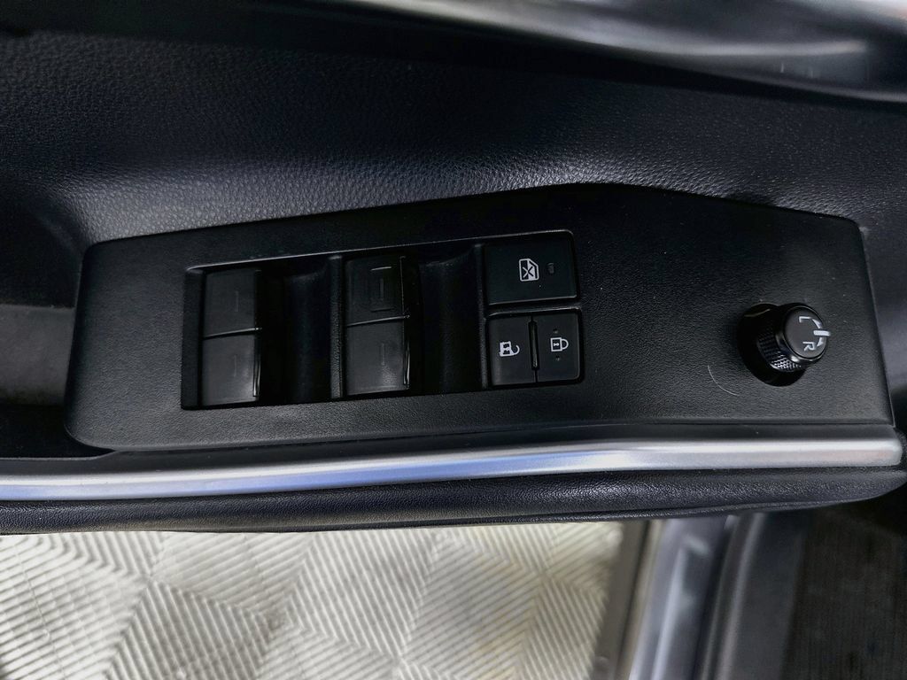 Used 2021 Toyota Highlander XLE FWD image 20