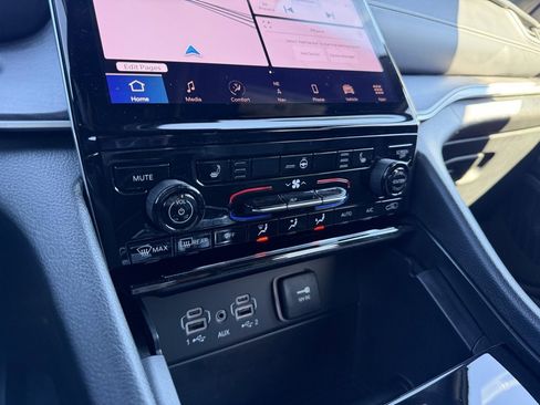 Used 2024 Jeep Grand Cherokee Limited w/ Black Appearance Package image 18