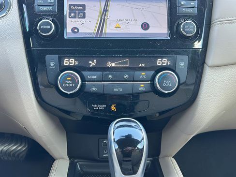 Used 2017 Nissan Rogue SL w/ SL Premium Package image 21