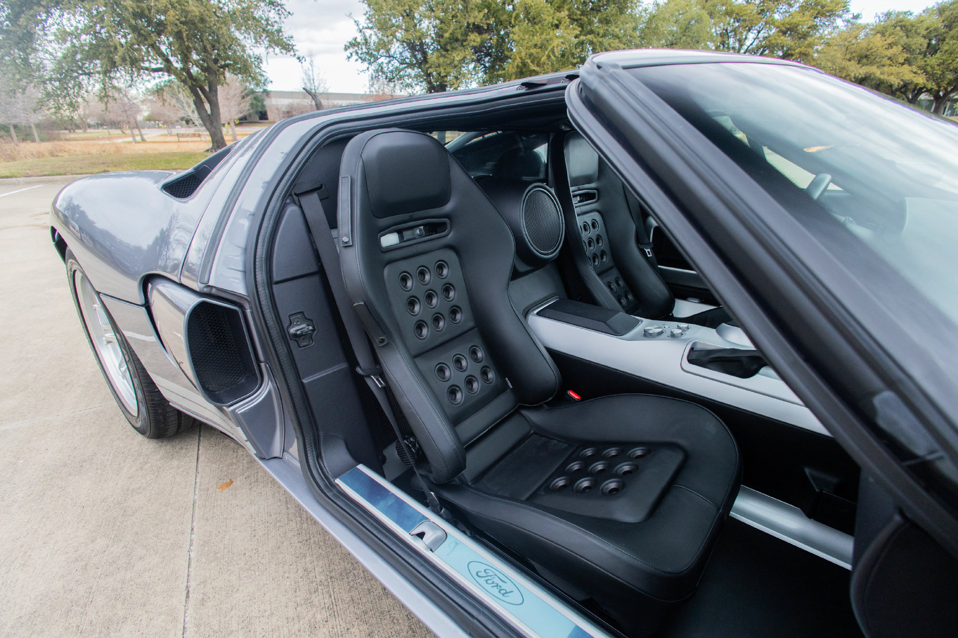 Used 2006 Ford GT RWD image 82