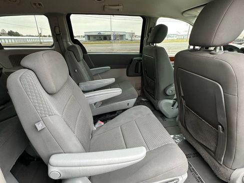 Used 2009 Chrysler Town & Country Touring image 38