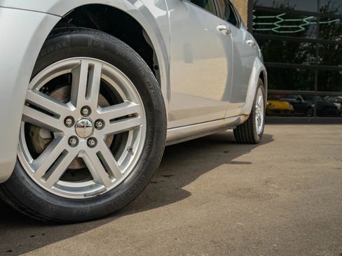 Used 2012 Dodge Avenger SXT FWD image 6