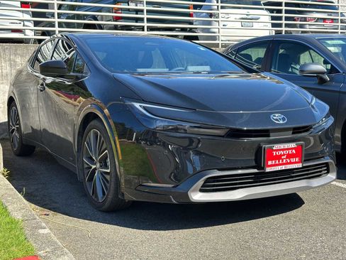 Used 2025 Toyota Prius XLE image 3