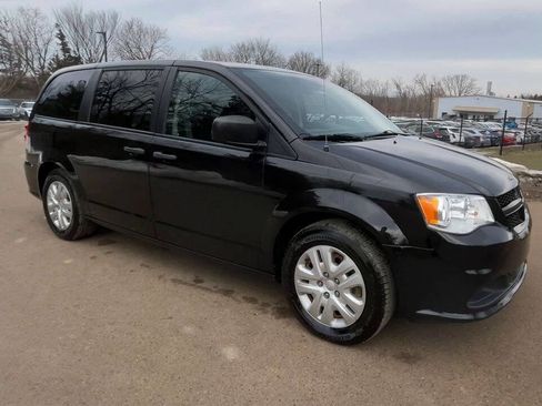 Used 2019 Dodge Grand Caravan SE w/ UConnect Hands-Free Group image 5