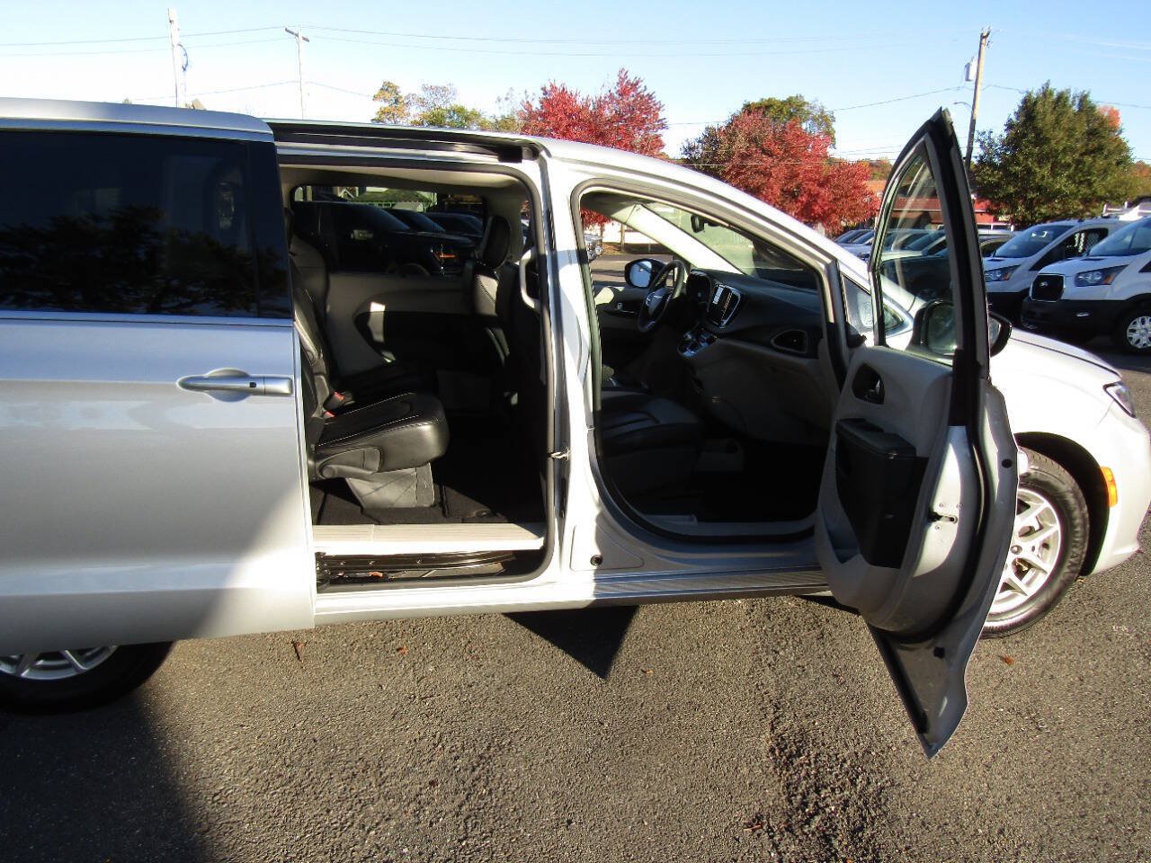 Used 2024 Chrysler Pacifica Touring-L FWD image 28