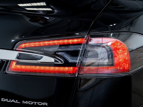 Used 2019 Tesla Model S AWD image 27