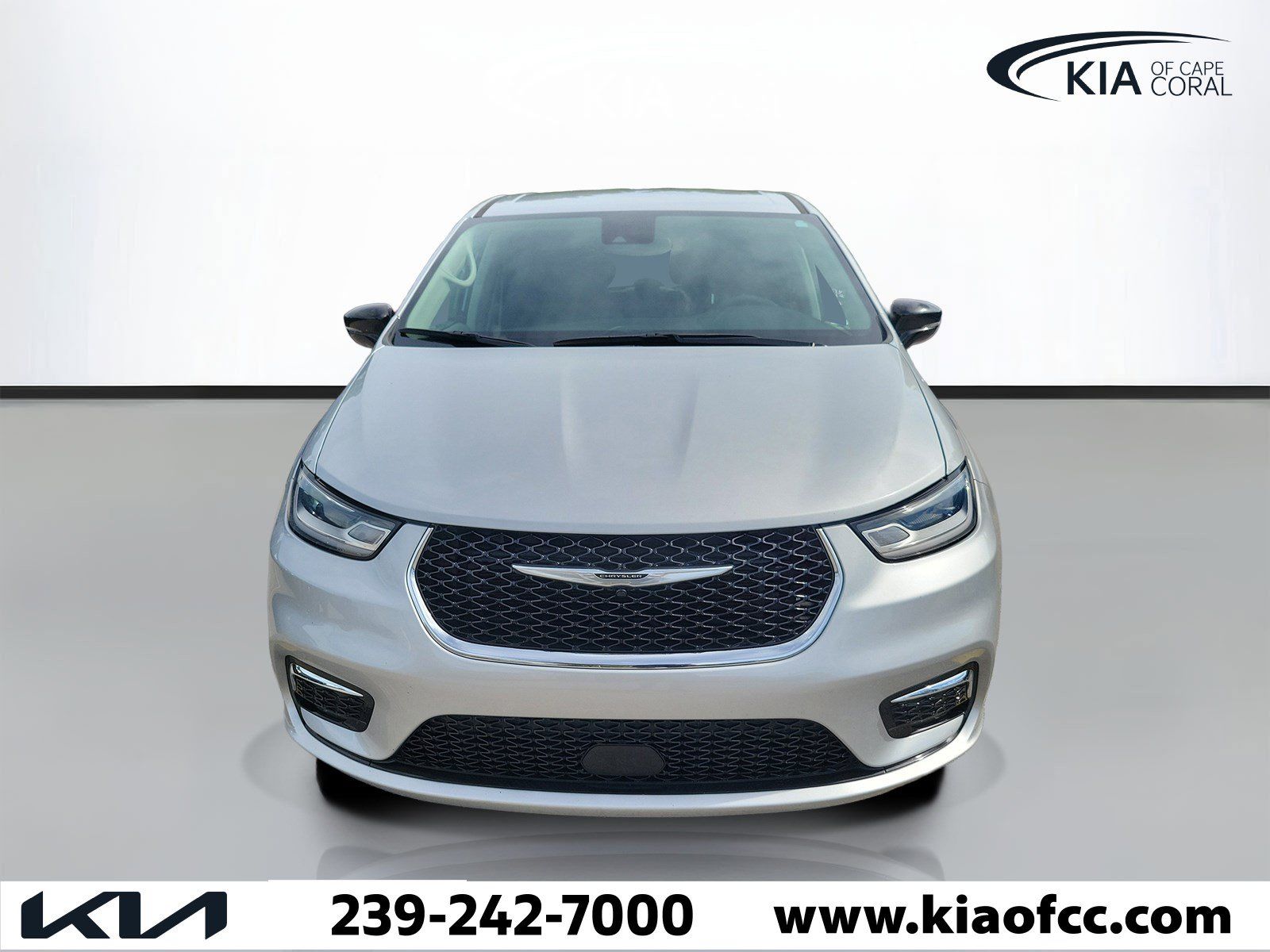 Used 2024 Chrysler Pacifica Touring-L FWD image 2