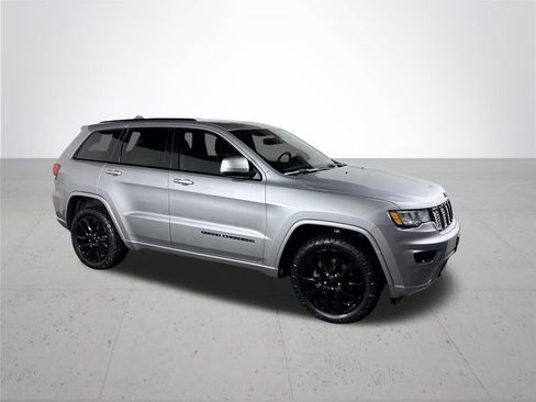 Used 2017 Jeep Grand Cherokee Altitude w/ Quick Order Package 23Z AWD/4WD image 4