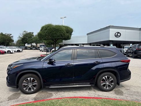 Used 2023 Toyota Highlander XLE FWD image 2