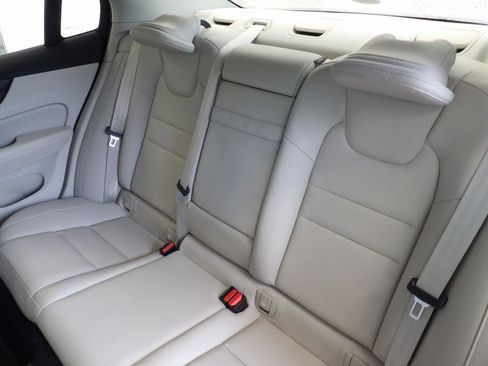 Used 2019 Volvo S60 T5 Momentum image 23