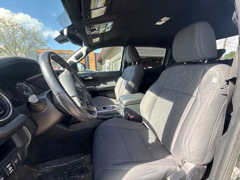 Used 2019 Toyota Tacoma TRD Off-Road AWD/4WD image 3