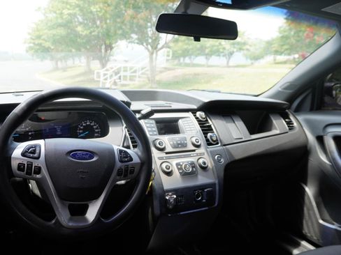 Used 2016 Ford Taurus Police Interceptor AWD image 15