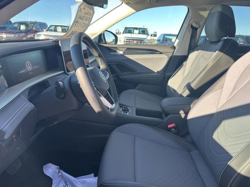 Certified 2025 Volkswagen Tiguan SE image 12