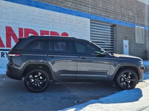 Used 2023 Jeep Grand Cherokee Altitude image 8