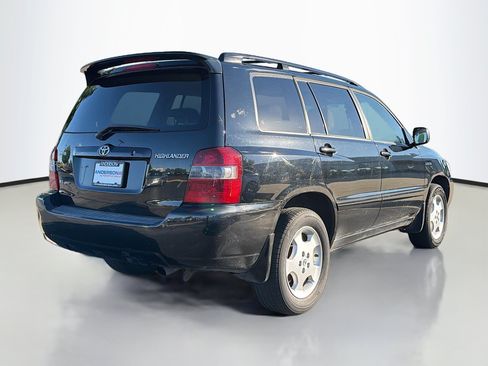 Used 2005 Toyota Highlander 4WD V6 w/ 3rd Row image 2