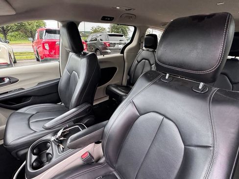 Used 2023 Chrysler Pacifica Touring-L FWD image 8