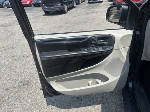 Used 2019 Dodge Grand Caravan SXT image 13