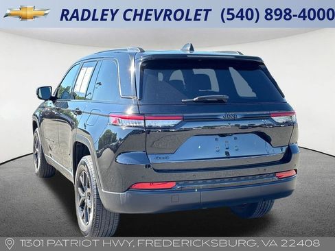 Used 2025 Jeep Grand Cherokee Altitude AWD/4WD image 18
