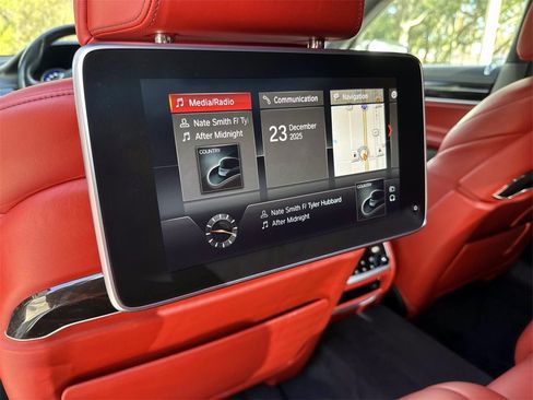 Used 2019 BMW ALPINA B7 xDrive w/ Luxury Rear Seating Package image 16