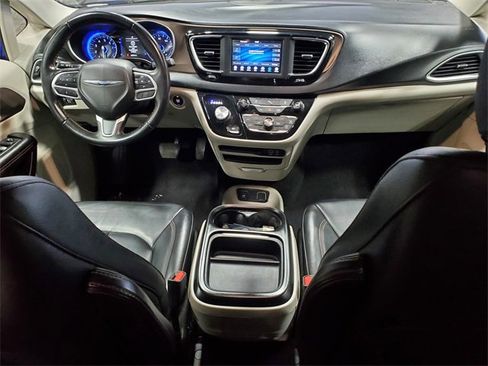 Used 2018 Chrysler Pacifica Touring-L image 24