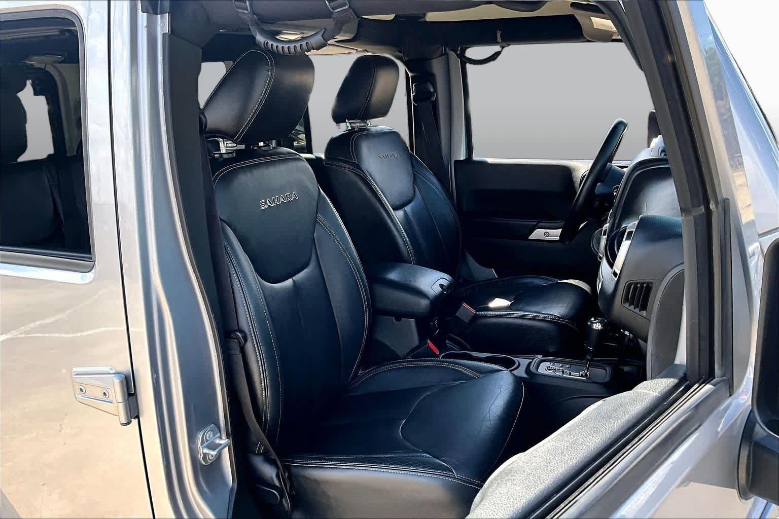 Used 2017 Jeep Wrangler Unlimited Sahara w/ Connectivity Group AWD/4WD image 9