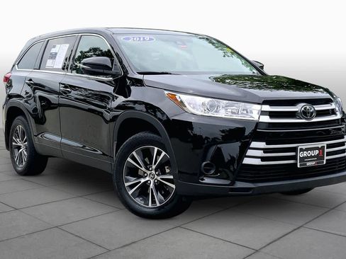 Used 2019 Toyota Highlander LE AWD/4WD image 3