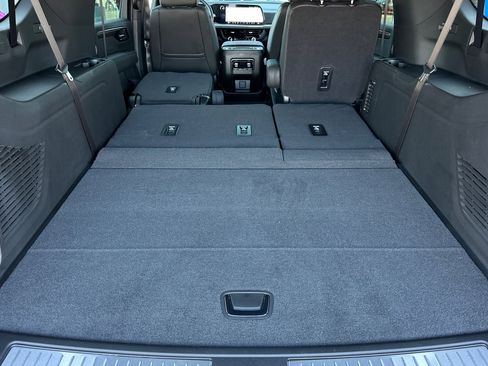 New 2026 Chevrolet Suburban Premier image 16