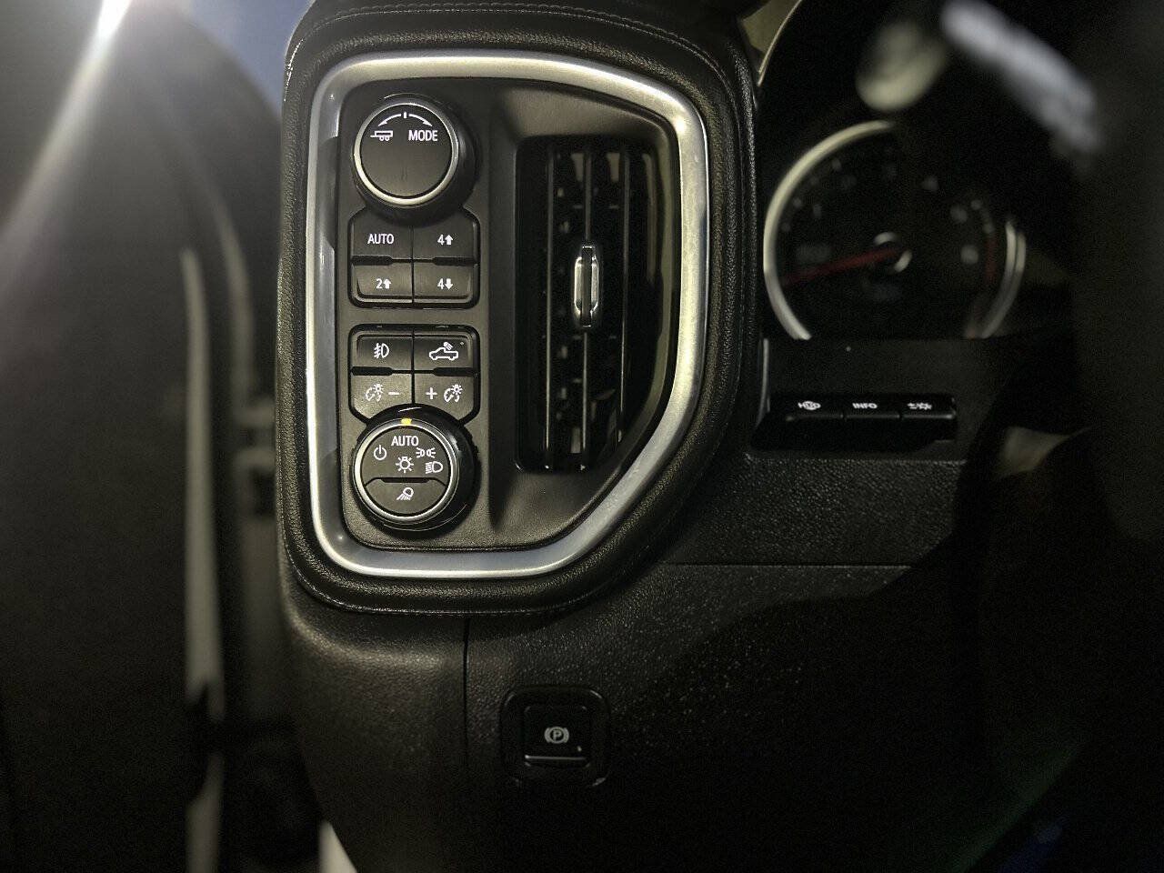 Used 2022 Chevrolet Silverado 1500 LTZ w/ LTZ Premium Package AWD/4WD image 12