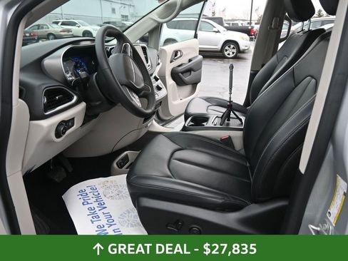 Used 2024 Chrysler Pacifica Touring-L image 37