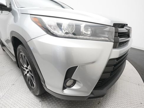 Used 2018 Toyota Highlander XLE AWD/4WD image 25