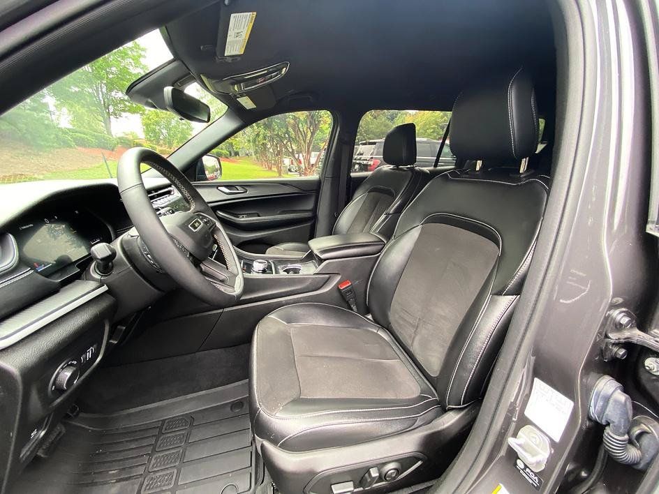 Used 2024 Jeep Grand Cherokee L Laredo AWD/4WD image 11