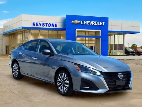Used 2025 Nissan Altima 2.5 SV FWD image 1