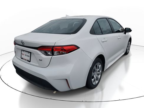Used 2025 Toyota Corolla LE image 6