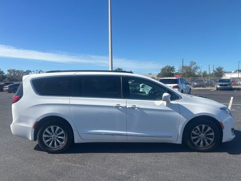 Used 2017 Chrysler Pacifica Touring-L image 8