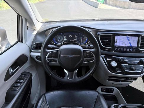 Used 2017 Chrysler Pacifica Touring-L Plus FWD image 14