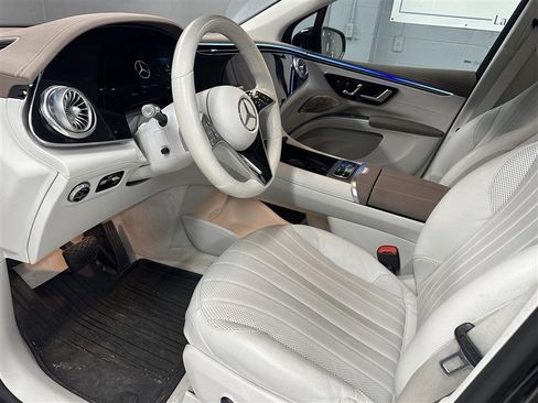 Used 2023 Mercedes-Benz EQS 580 4MATIC SUV image 2