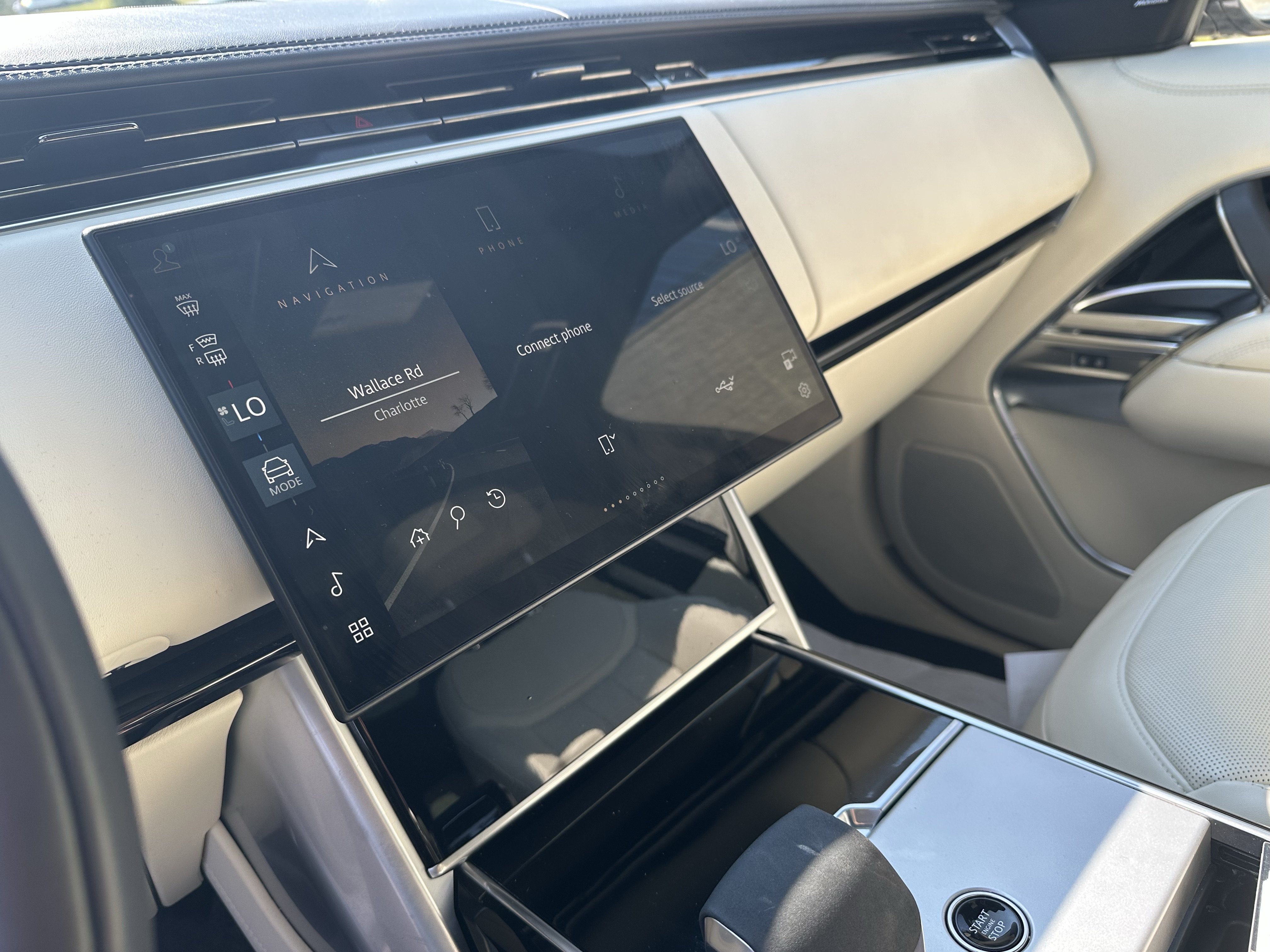 Certified 2025 Land Rover Range Rover SE AWD/4WD image 23