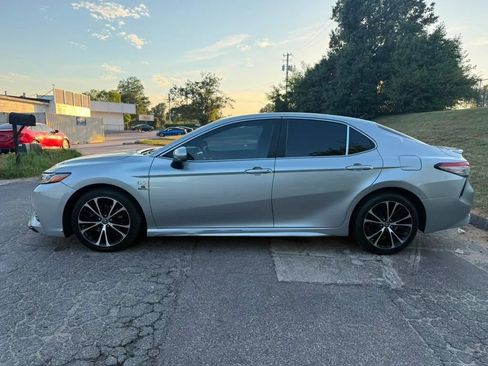 Used 2018 Toyota Camry SE FWD image 4