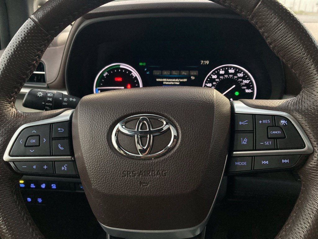 Certified 2024 Toyota Sienna Platinum FWD image 18