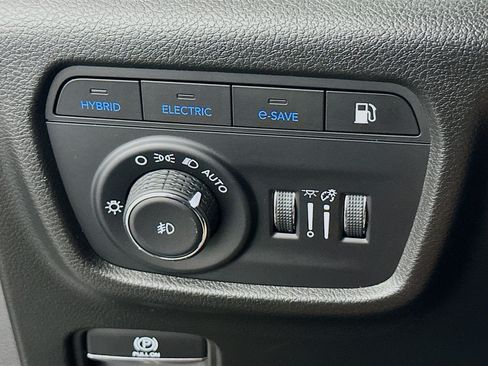 Used 2023 Jeep Grand Cherokee 4WD 4xe w/ Luxury Tech Group II image 17