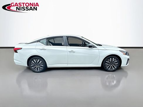 Used 2025 Nissan Altima 2.5 SV FWD image 10
