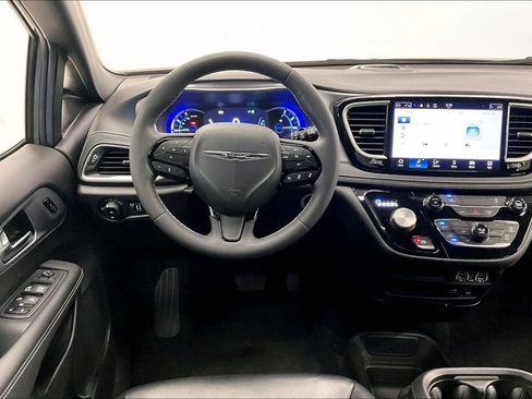 Used 2022 Chrysler Pacifica Touring-L w/ S Appearance Package FWD image 4