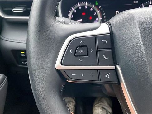 Used 2025 Toyota Highlander XLE AWD/4WD image 18