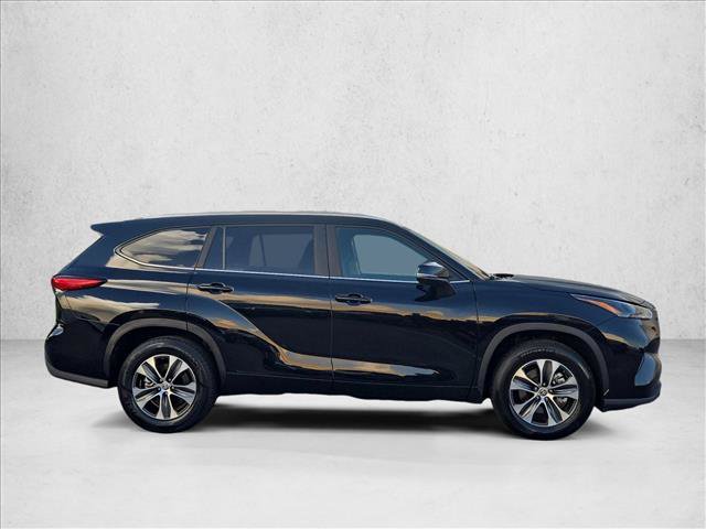 Used 2023 Toyota Highlander XLE FWD image 4