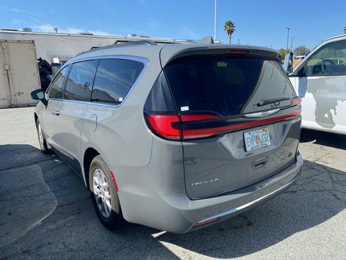 Used 2022 Chrysler Pacifica Touring-L FWD image 5