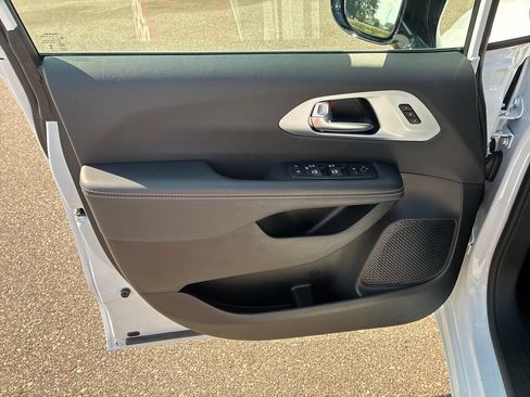Used 2026 Chrysler Pacifica Limited FWD image 10